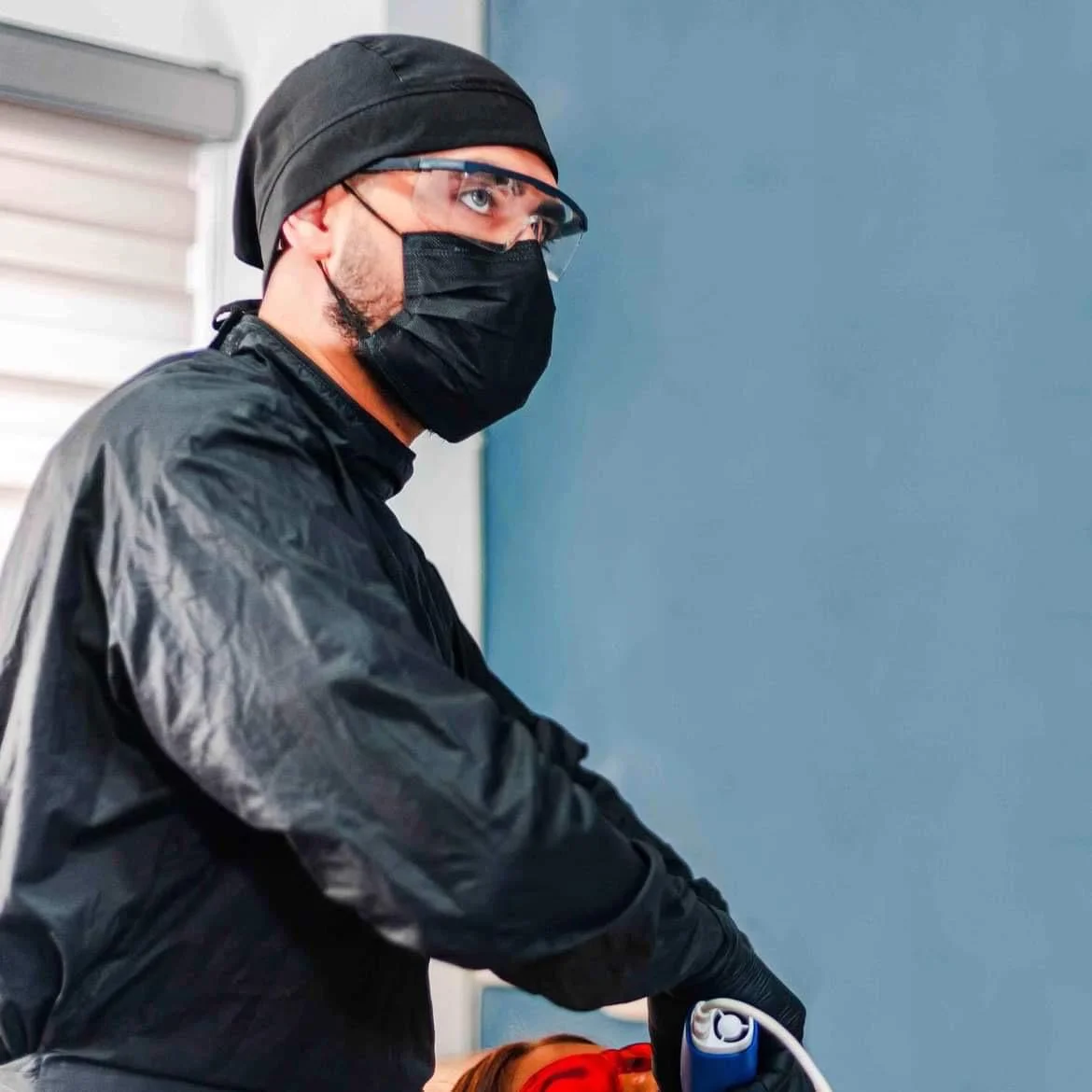 Rostro feliz de paciente tras tratamiento de ortodoncia invisible en Tepic